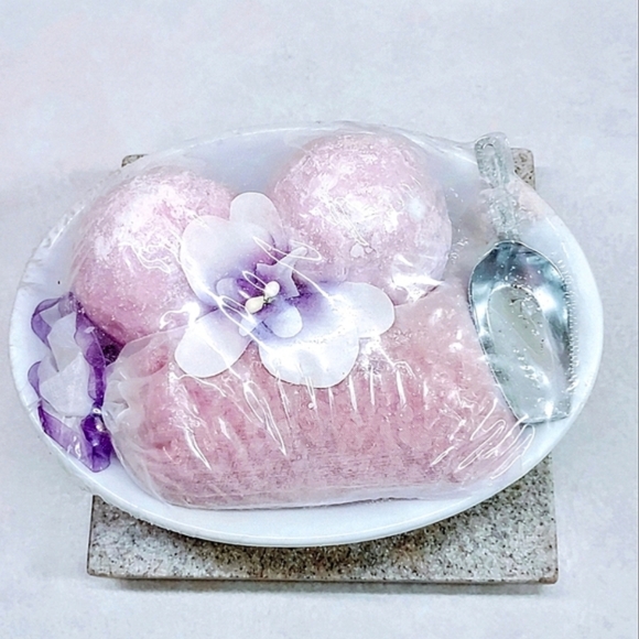 PIER 1 LAVENDER BATH BLISS GIFT SET WITH SOAP DISH - Picture 1 of 4